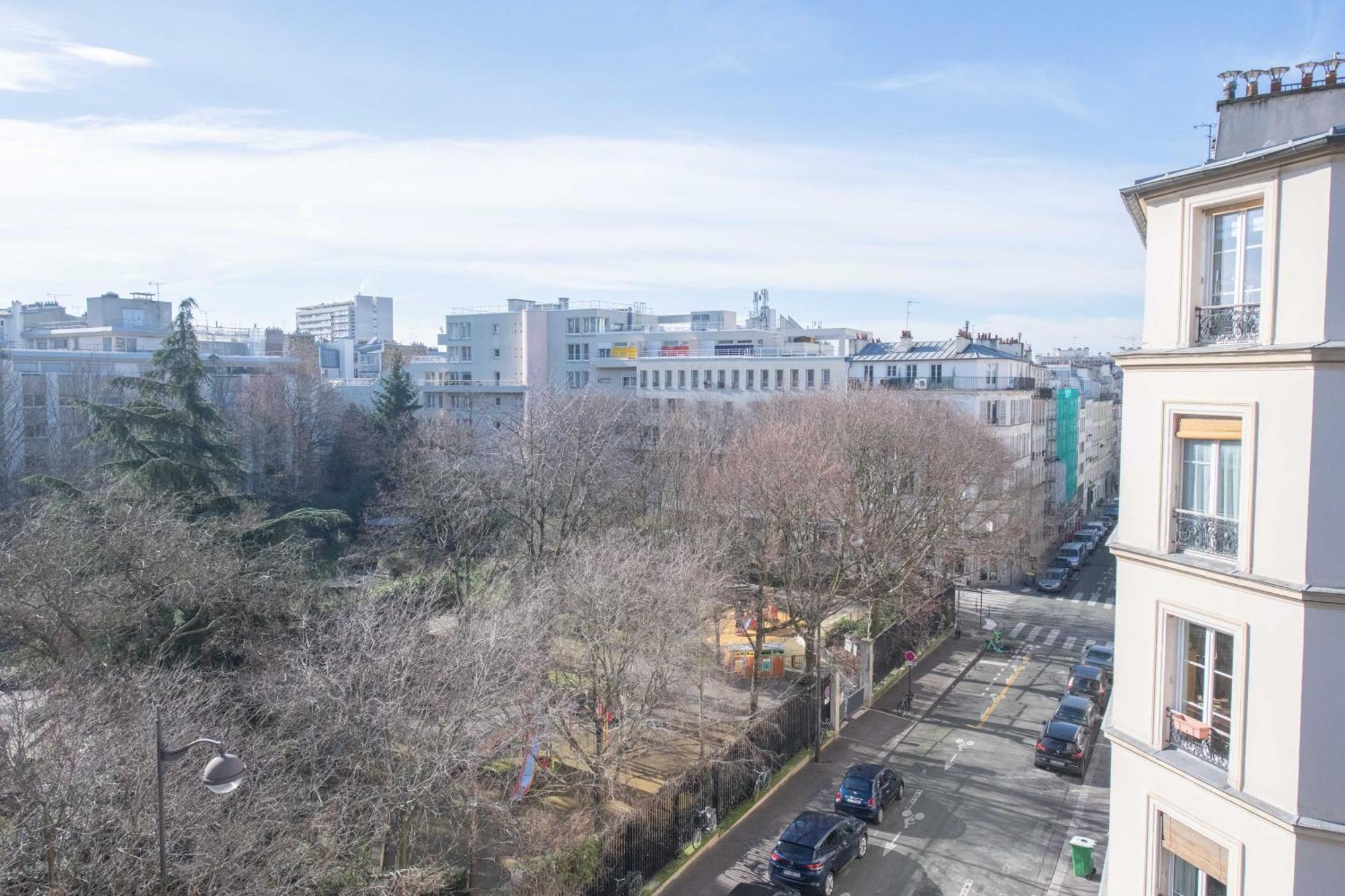 Cosy And Very Flat With Open View On A Parc Parijs